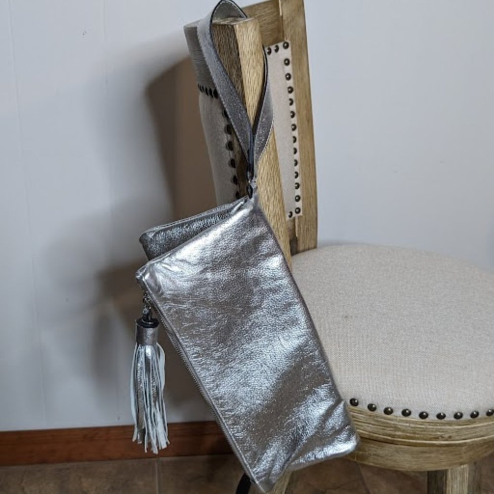 Alessandro Mari Silver Genuine Leather Clutch Bag. Medium size.